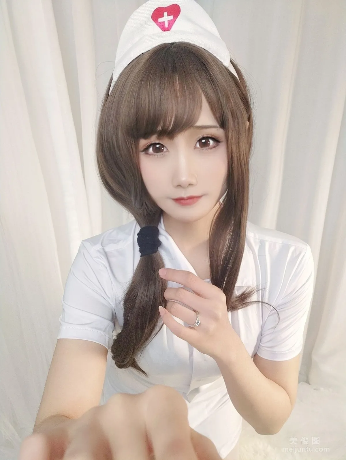 [Cosplay] 曉美媽 - (圣诞自拍)护士人妻1