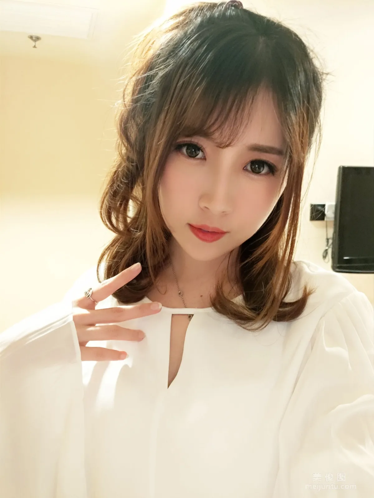 鬥魚主播小女巫露娜 - OL風膚色連褲襪 2