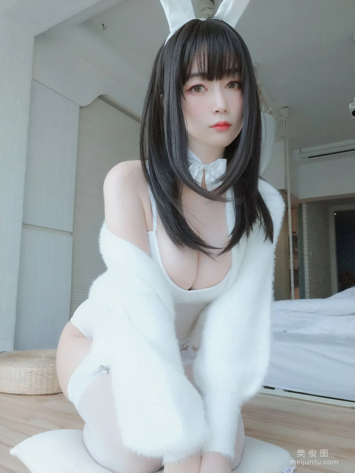 Coser小姐姐白銀 - 白絲兔子 42