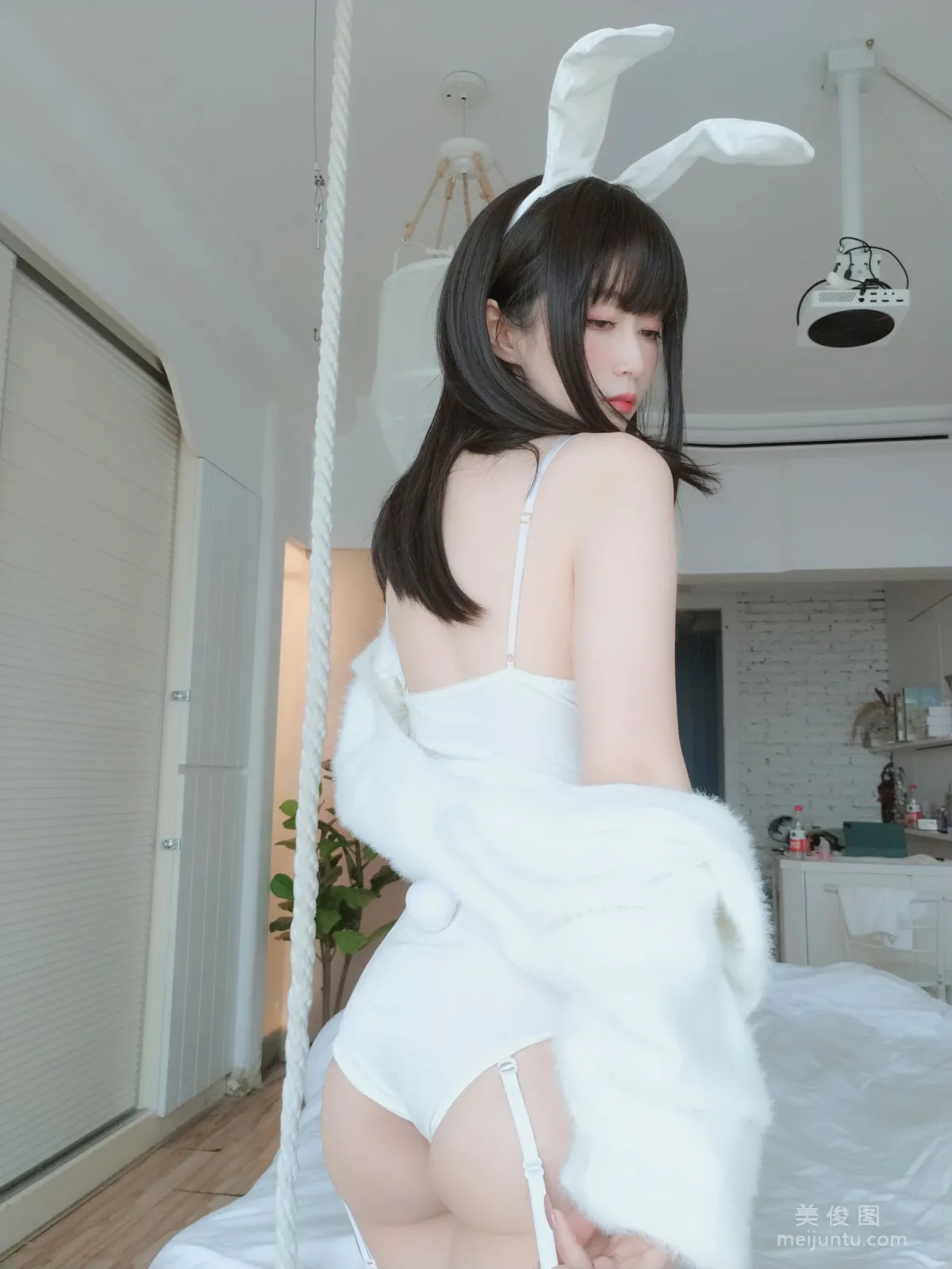 Coser小姐姐白銀 - 白絲兔子 68