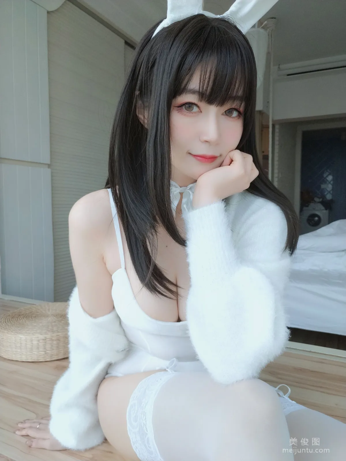 Coser小姐姐白銀 - 白絲兔子 38