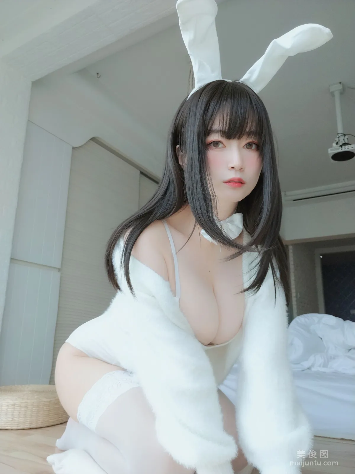 Coser小姐姐白銀 - 白絲兔子 55