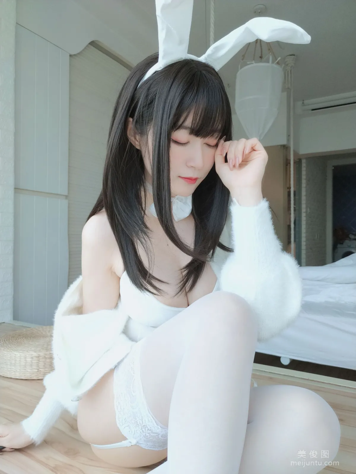 Coser小姐姐白銀 - 白絲兔子 40