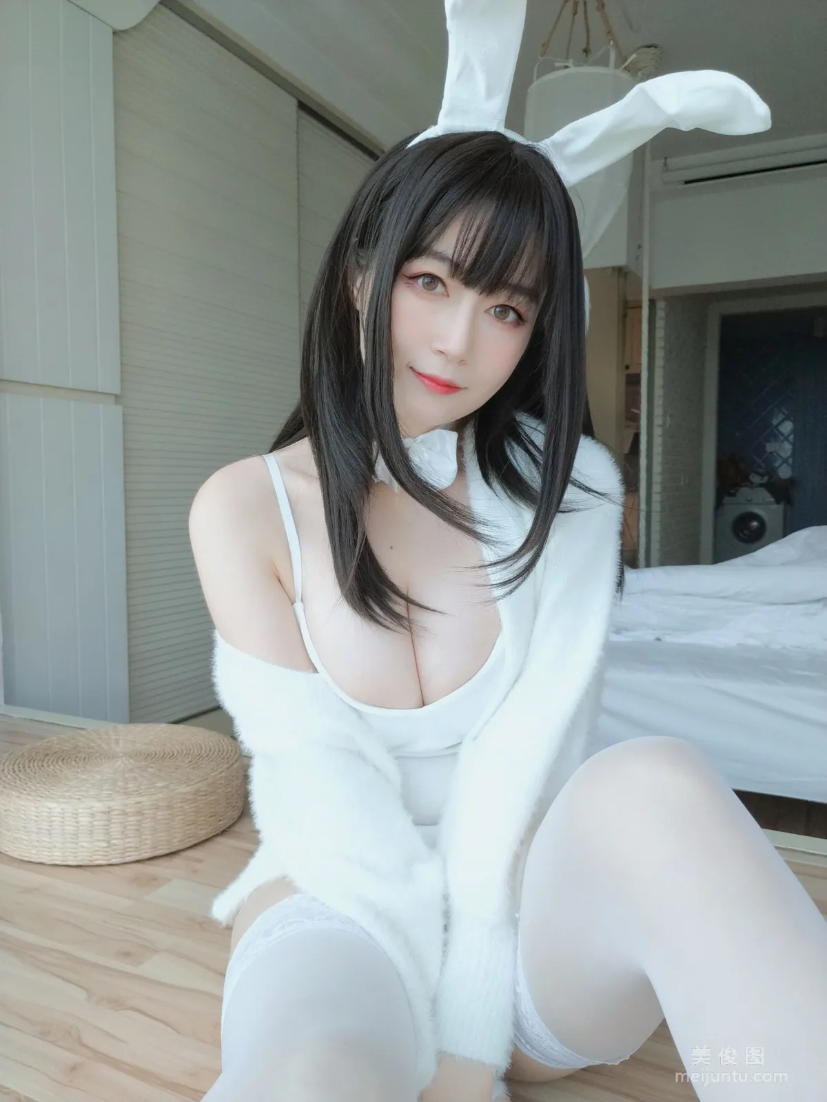 Coser小姐姐白銀 - 白絲兔子 36