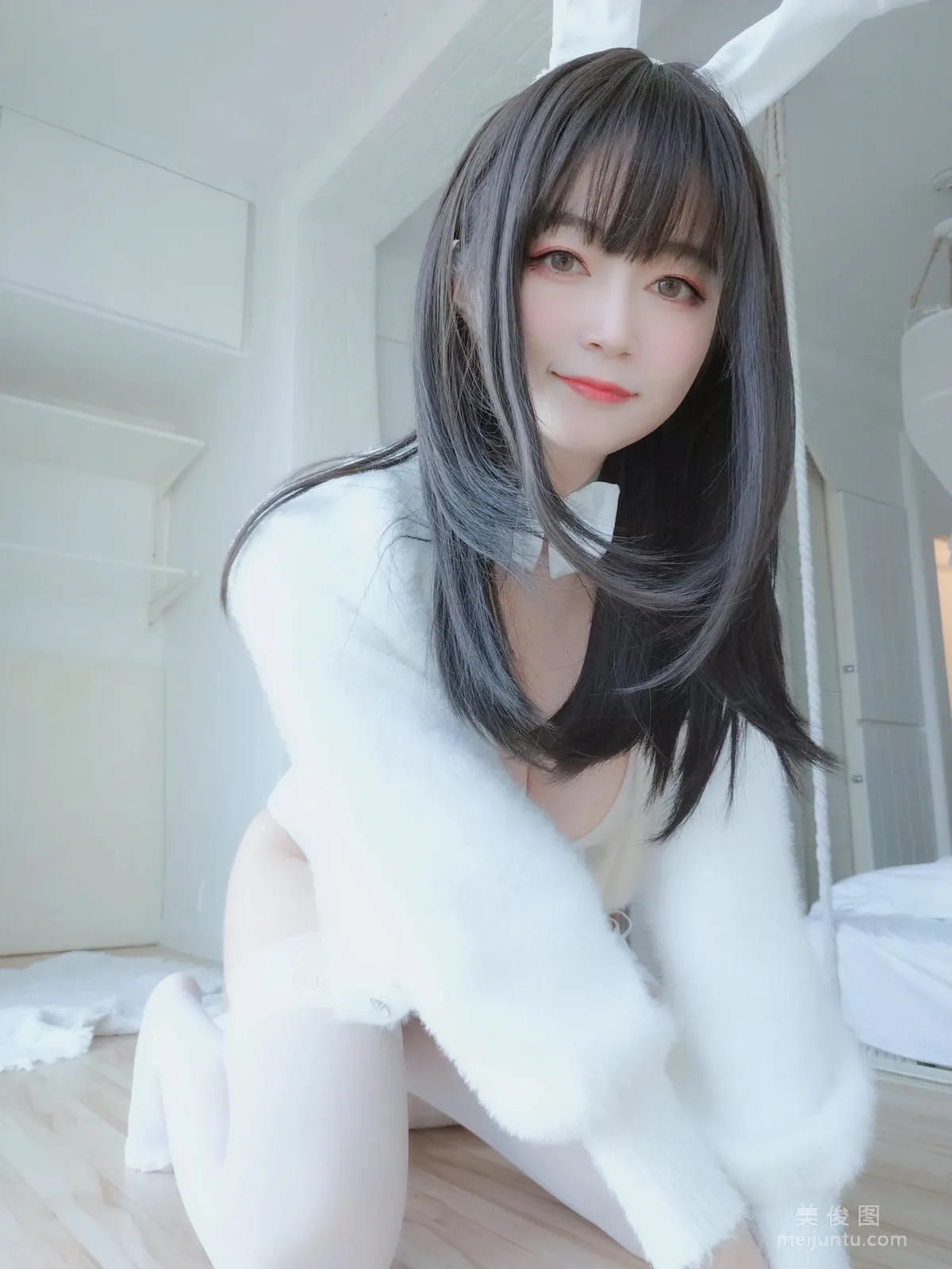 Coser小姐姐白銀 - 白絲兔子 11