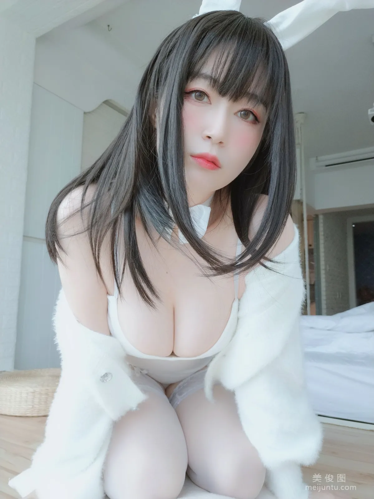 Coser小姐姐白銀 - 白絲兔子 44
