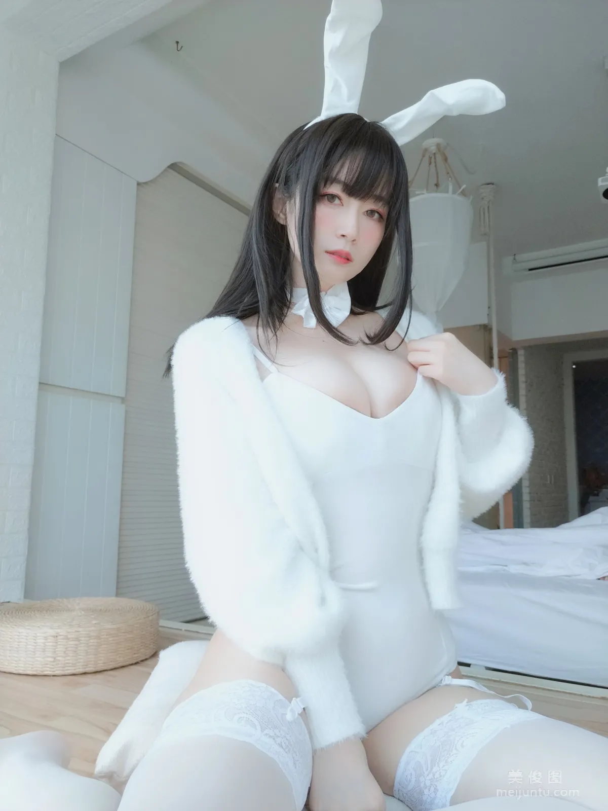 Coser小姐姐白銀 - 白絲兔子 48