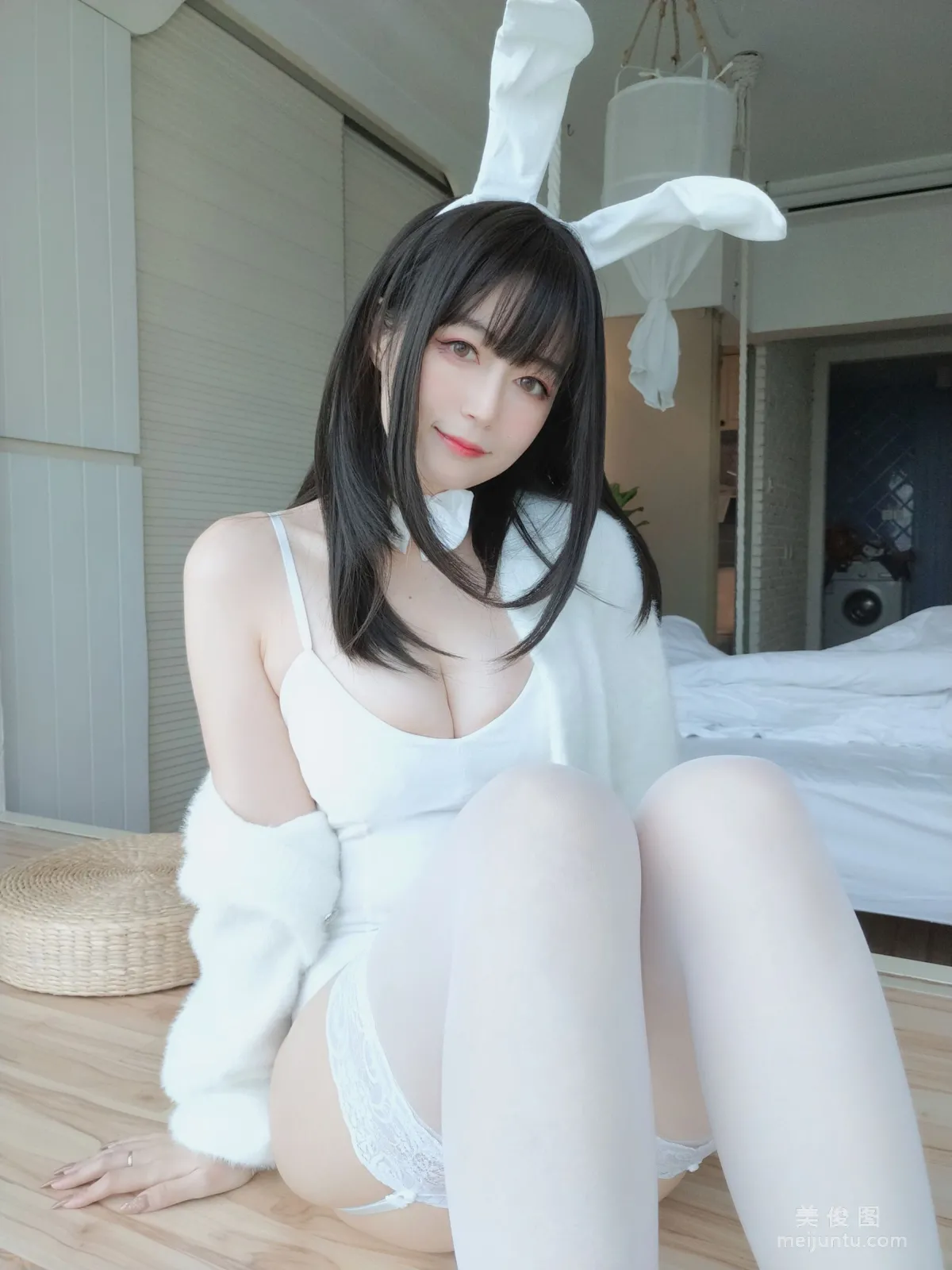 Coser小姐姐白銀 - 白絲兔子 37
