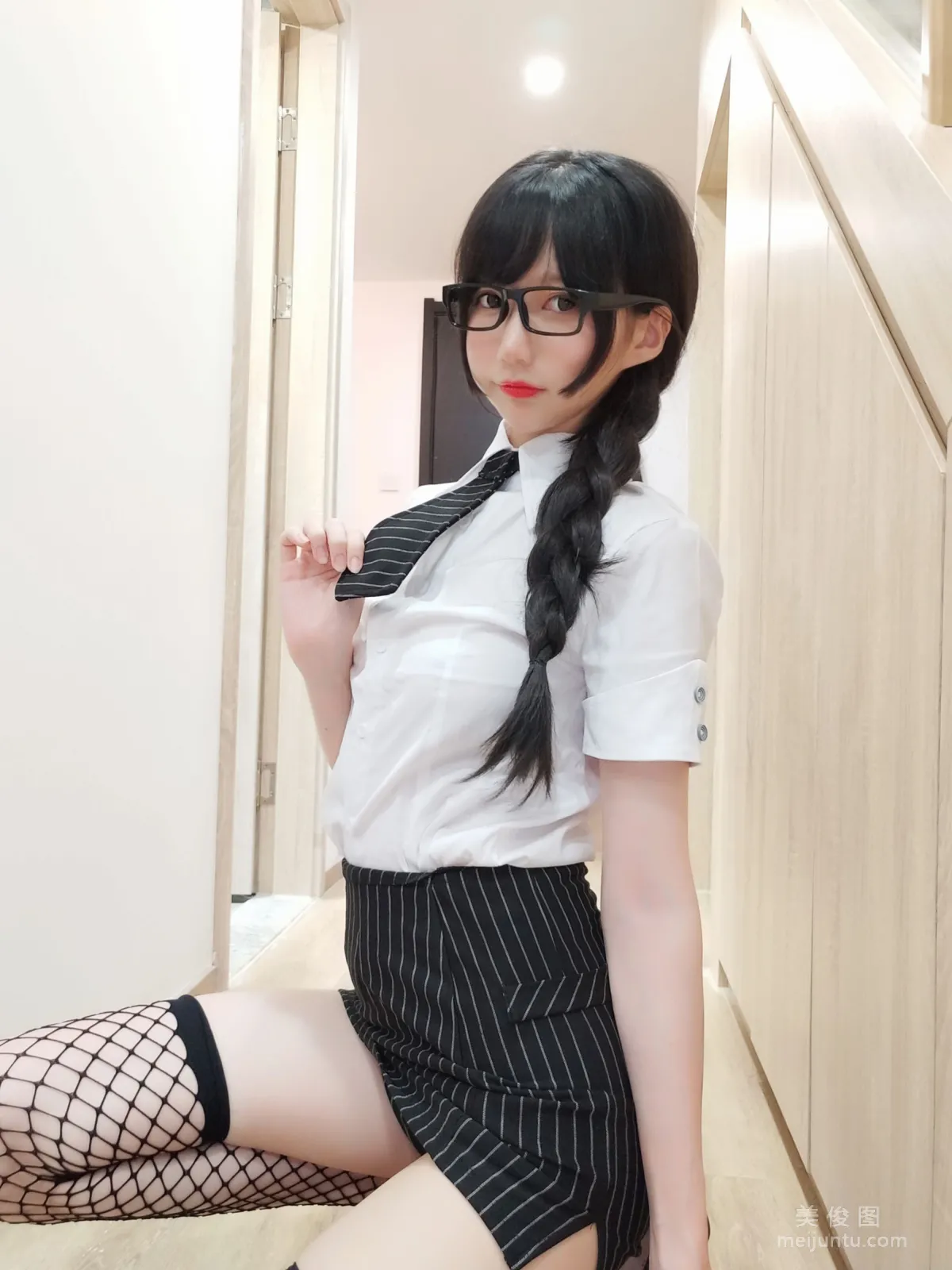 [COS福利] NAGISA魔物喵[fantia] - 黑絲網襪ol~~~ 18