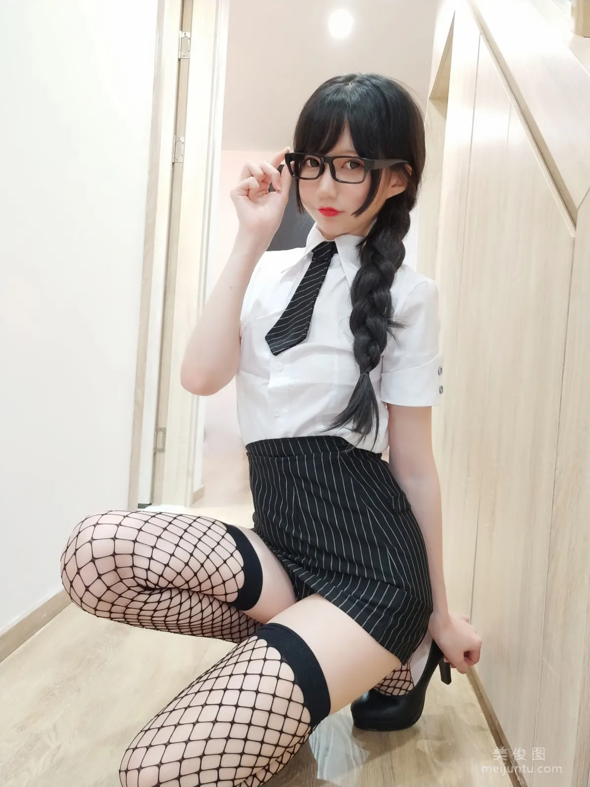 [COS福利] NAGISA魔物喵[fantia] - 黑絲網襪ol~~~ 19