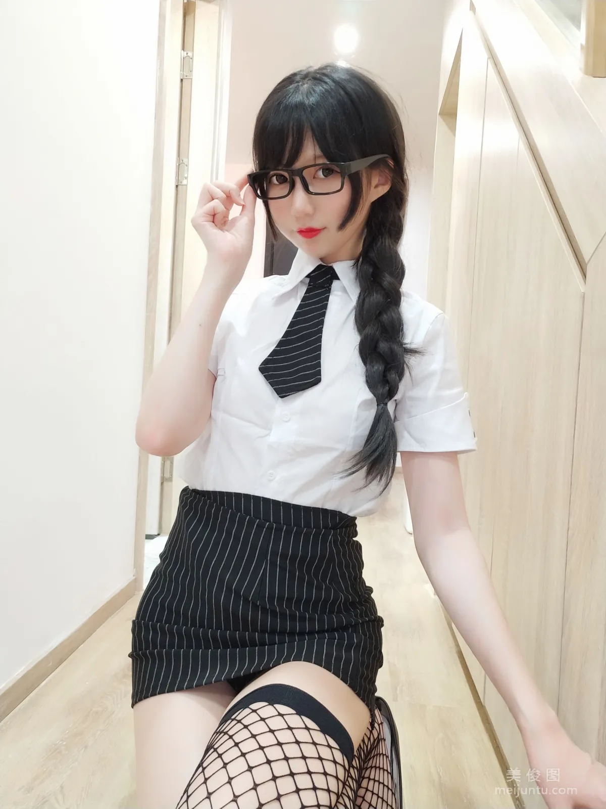 [COS福利] NAGISA魔物喵[fantia] - 黑絲網襪ol~~~ 9