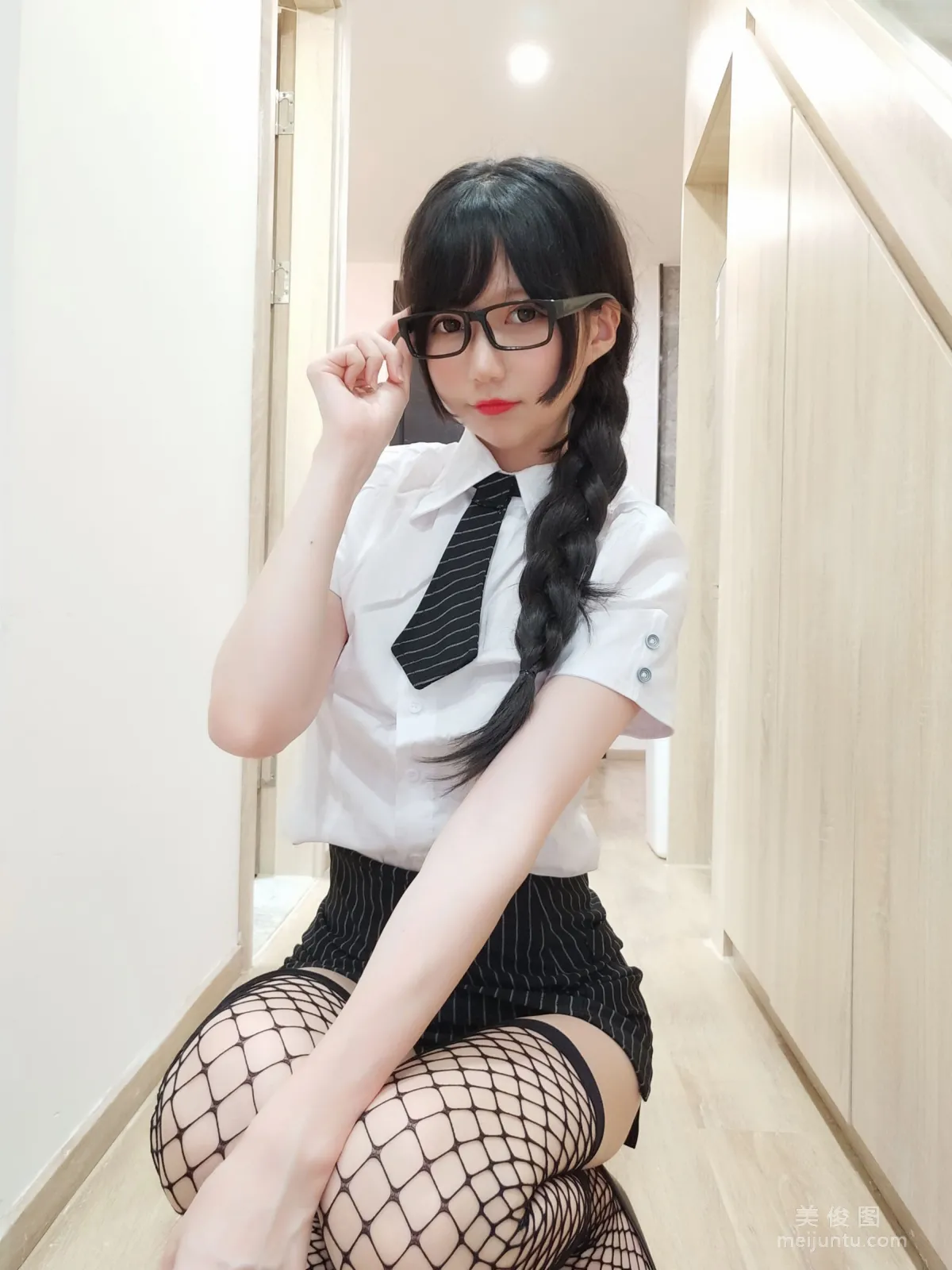 [COS福利] NAGISA魔物喵[fantia] - 黑絲網襪ol~~~ 7