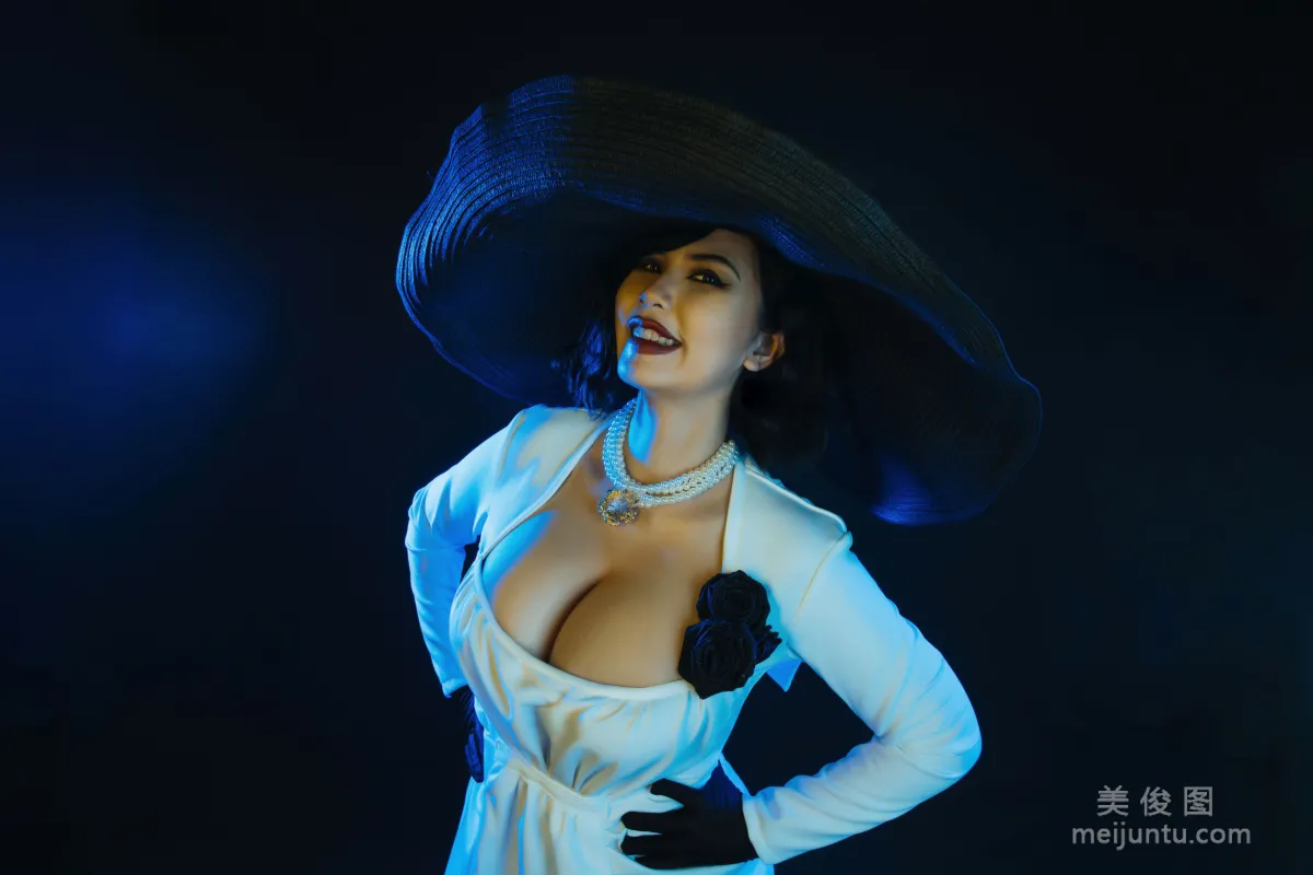 [網紅COSER寫真] Uy Uy - Lady Dimitrescu 4