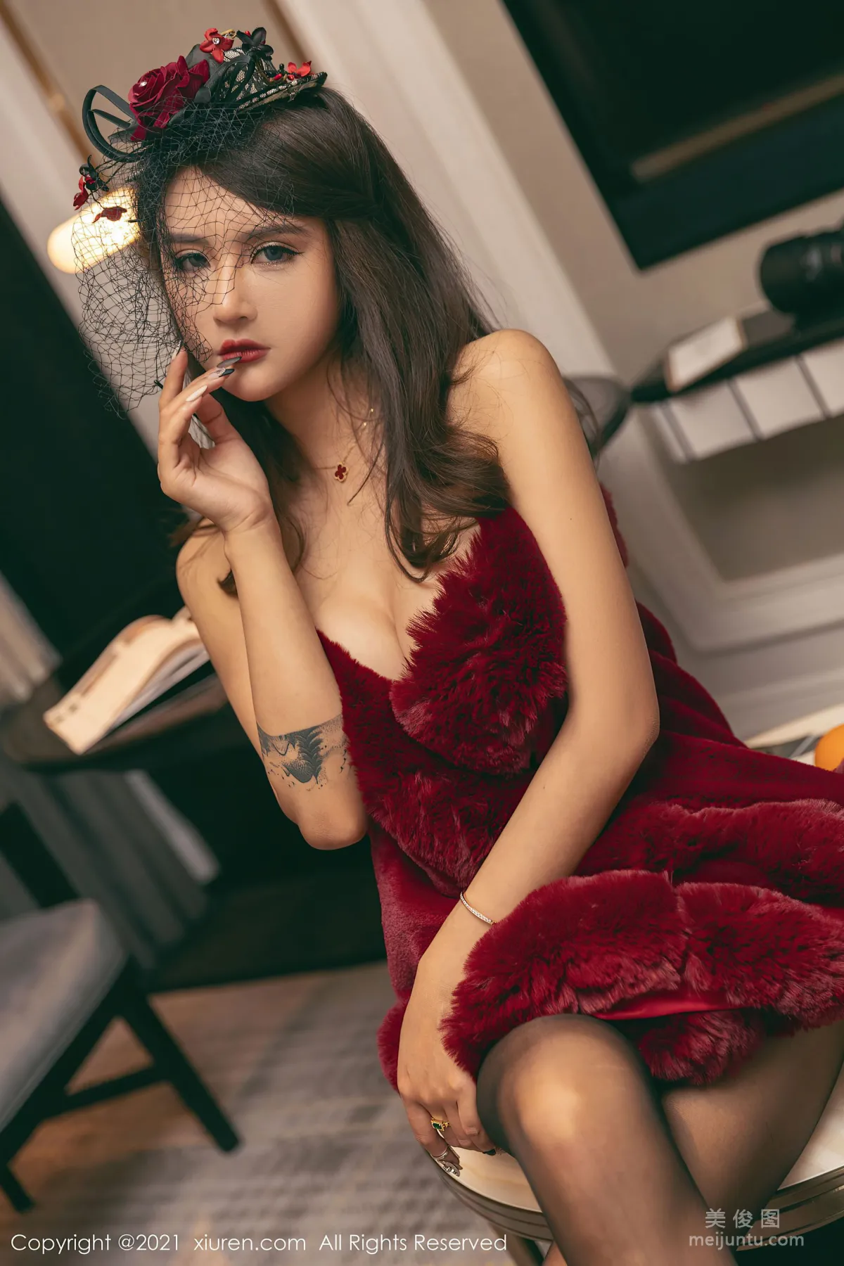 [秀人XiuRen] No.3548 Emily尹菲 - 一襲鮮豔猩紅服飾貴婦裝束 36