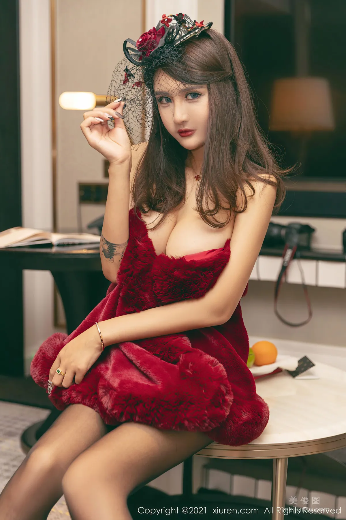 [秀人XiuRen] No.3548 Emily尹菲 - 一襲鮮豔猩紅服飾貴婦裝束 33