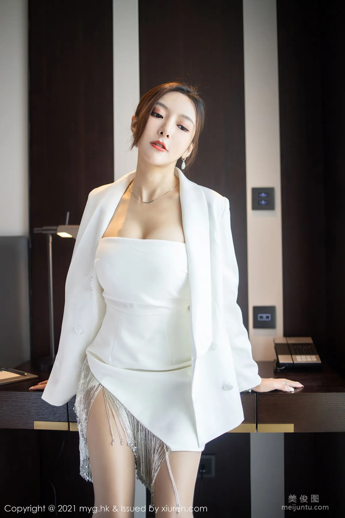 [美媛馆MyGirl] Vol.541 王馨瑶yanni - 抹胸服饰+丝足美腿8