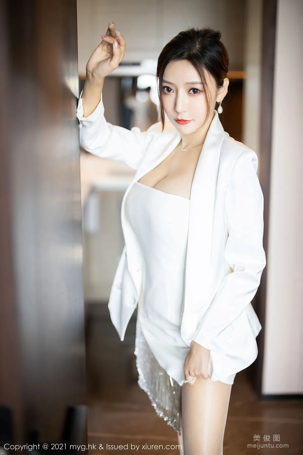 [美媛馆MyGirl] Vol.541 王馨瑶yanni - 抹胸服饰+丝足美腿1