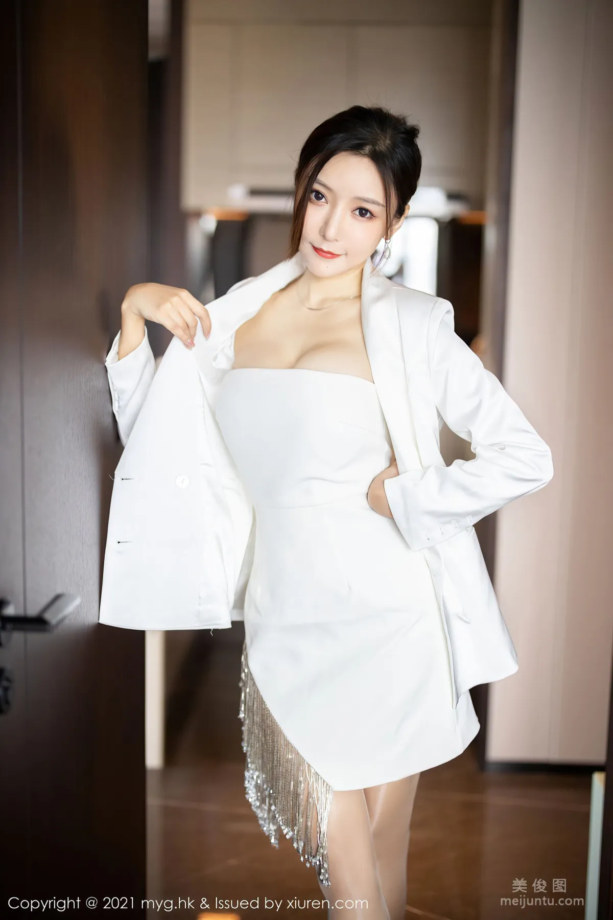 [美媛馆MyGirl] Vol.541 王馨瑶yanni - 抹胸服饰+丝足美腿2