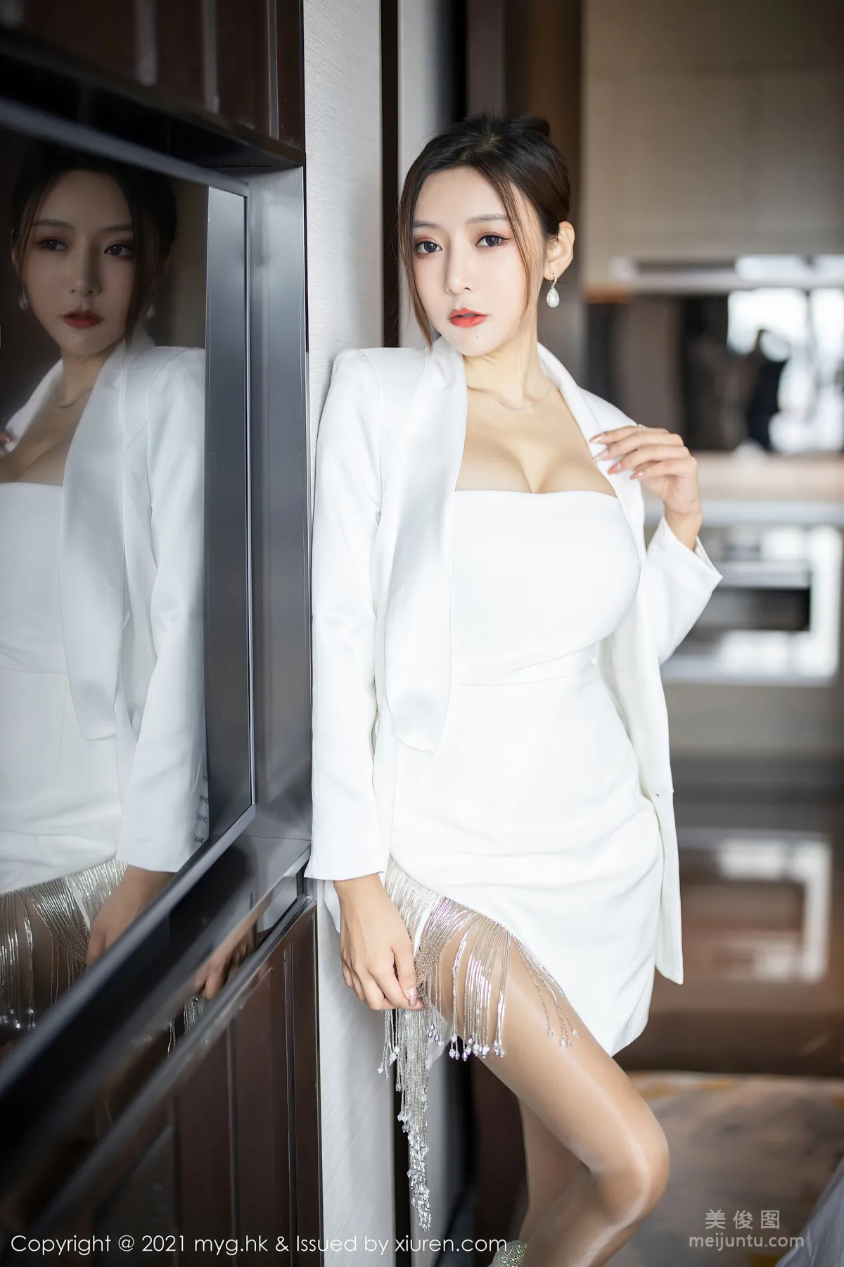 [美媛馆MyGirl] Vol.541 王馨瑶yanni - 抹胸服饰+丝足美腿3