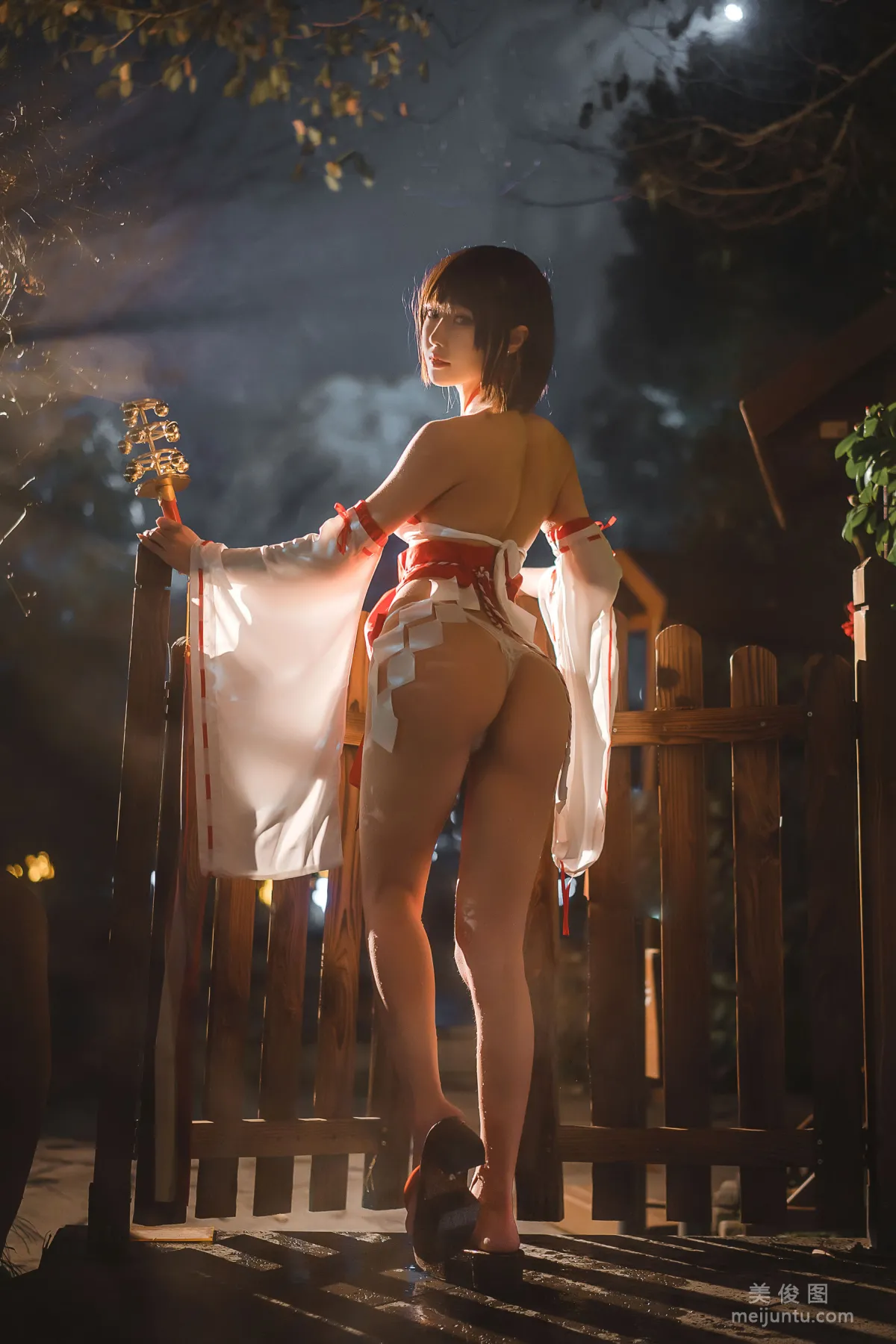 [網紅COSER] 動漫博主阿包也是兔娘 - 溫泉巫女 18