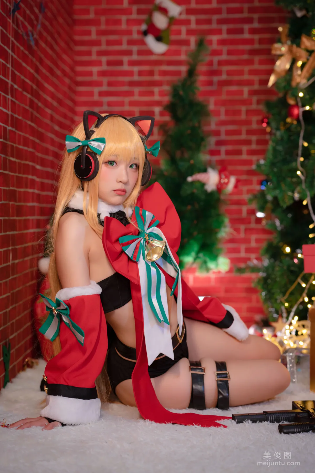 [網紅COSER] 動漫博主Mime彌美 - 少女前線 TMP 聖誕節 寫真套圖 14