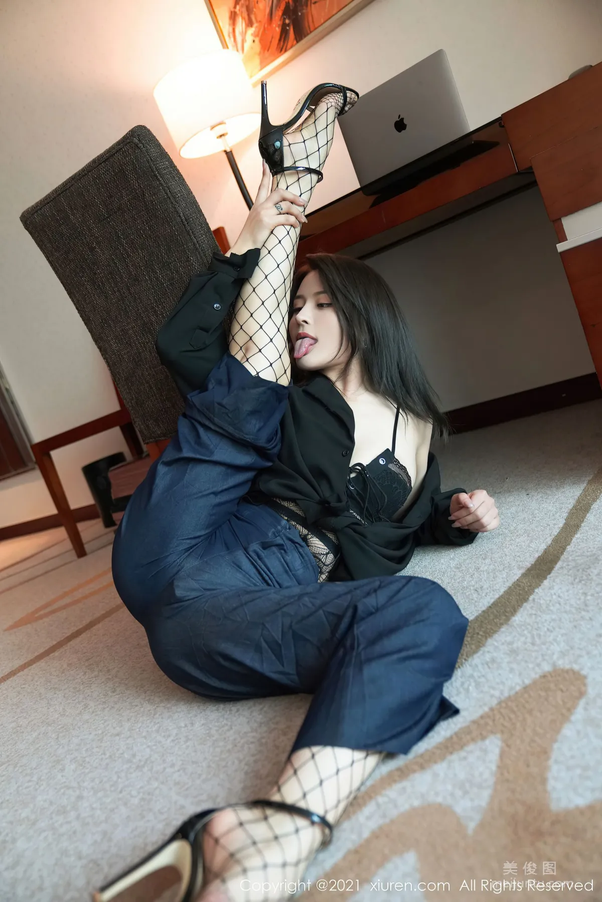 [秀人XIUREN] No.3376 璀燦 - 束腰服飾與魅惑網襪 15