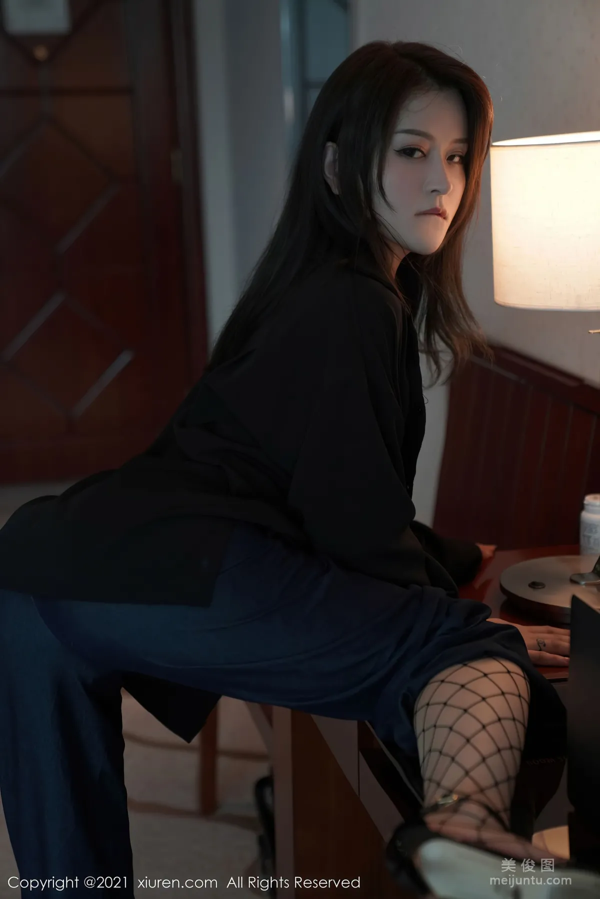 [秀人XIUREN] No.3376 璀燦 - 束腰服飾與魅惑網襪 17
