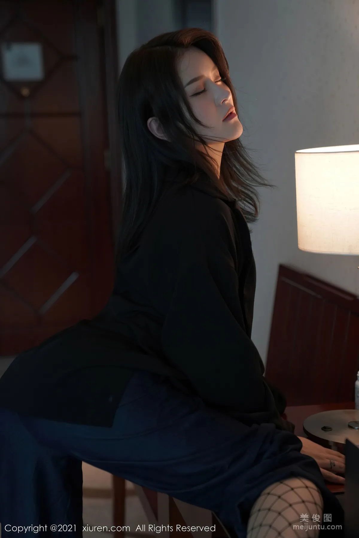 [秀人XIUREN] No.3376 璀燦 - 束腰服飾與魅惑網襪 16