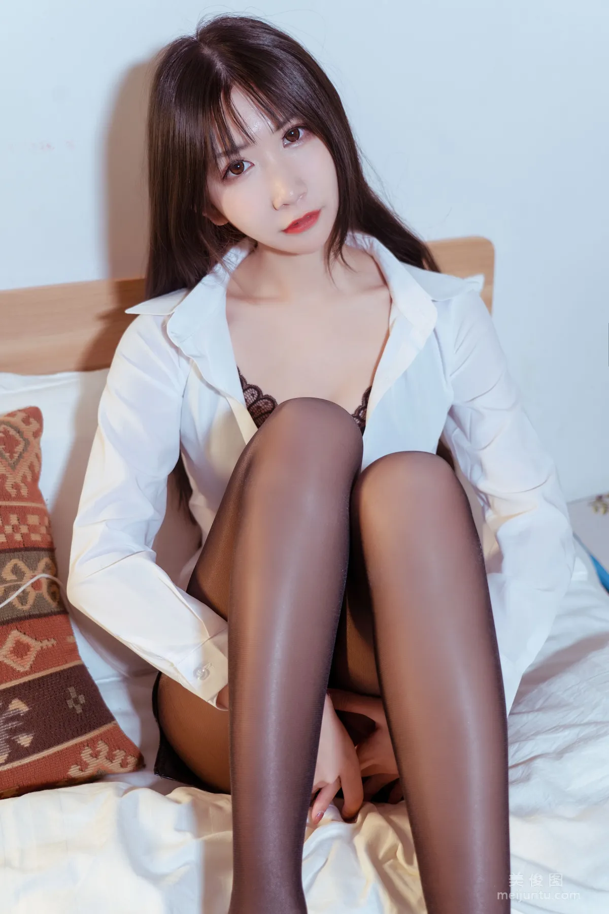[網紅COSER寫真] 動漫博主阮邑_Fairy - 大象 OL 套圖 12