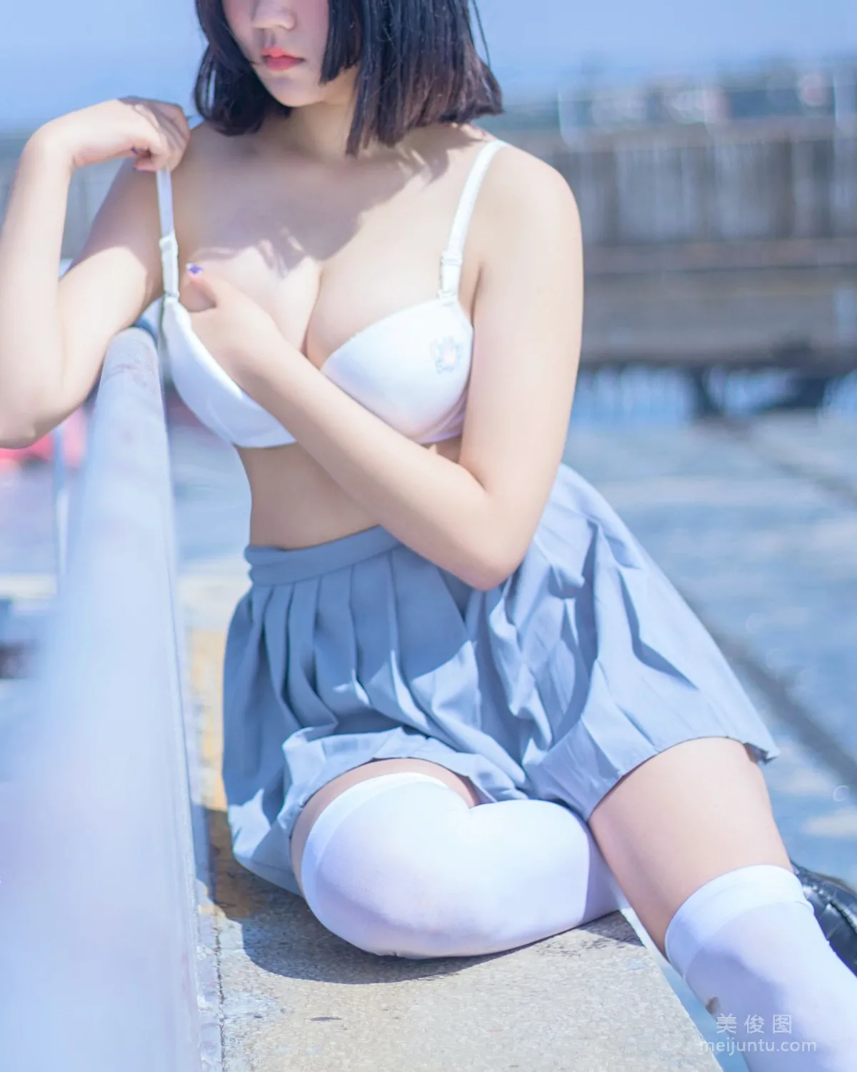 [網紅COSER] 微博妹子 汐 - 天台JK 套圖 33