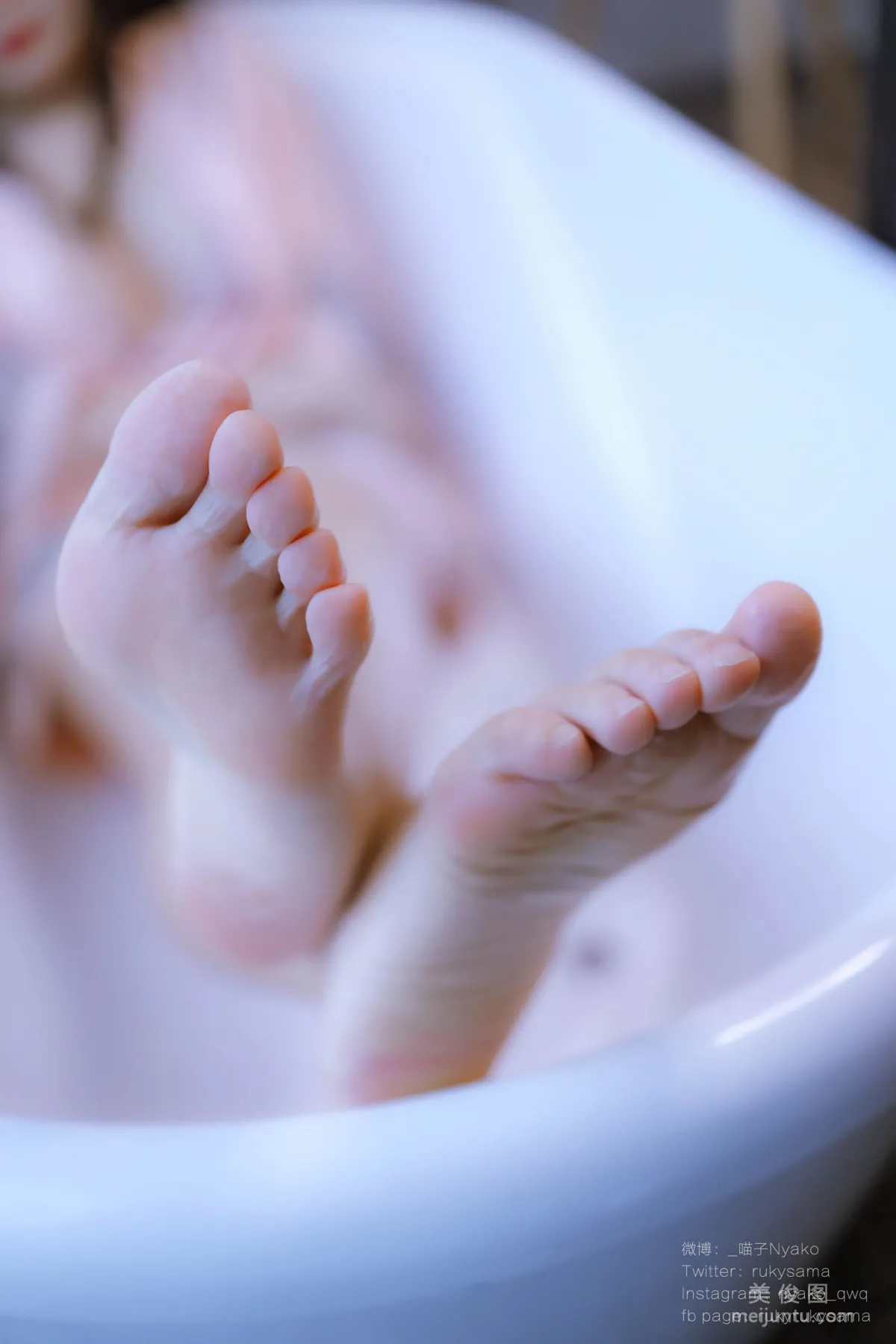 萌妹子Nyako喵子 - 妄想彼女との同棲生活 之 粉嫩丝绸睡衣 套图9