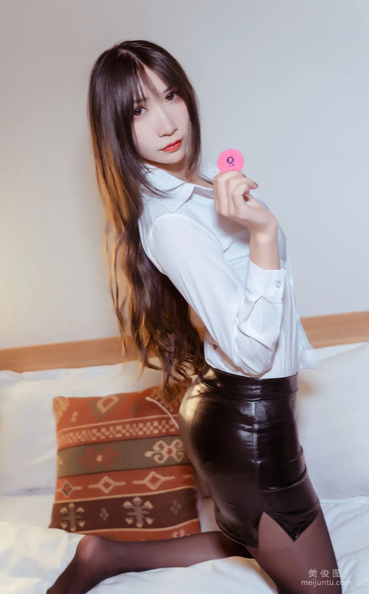 [網紅COSER寫真] 動漫博主阮邑_Fairy - 大象 OL 套圖 5