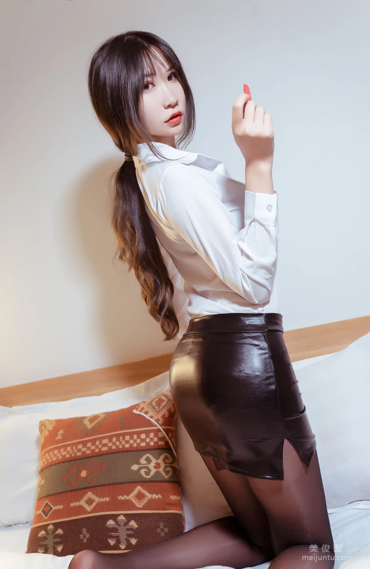 [網紅COSER寫真] 動漫博主阮邑_Fairy - 大象 OL 套圖 4