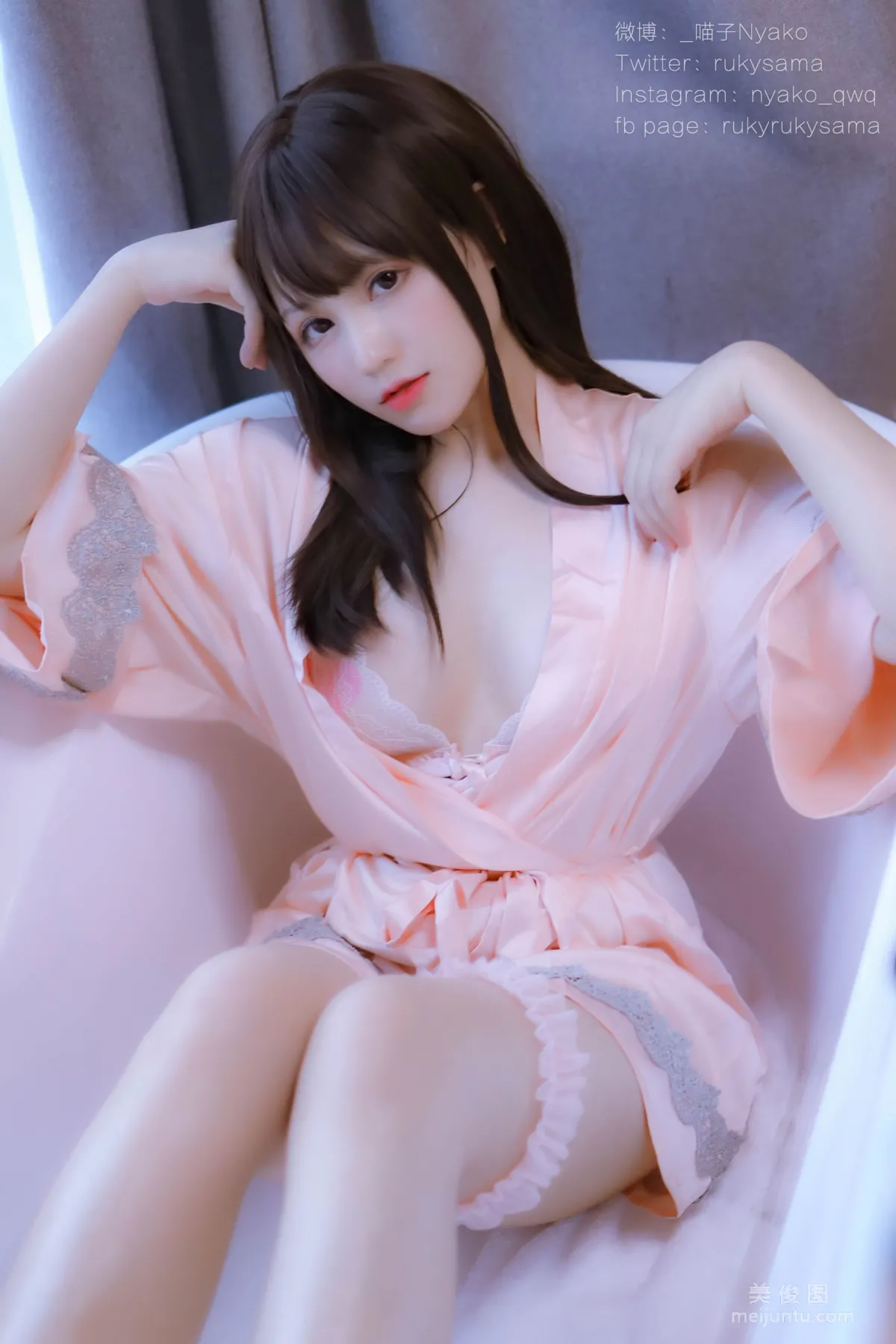 萌妹子Nyako喵子 - 妄想彼女との同棲生活 之 粉嫩丝绸睡衣 套图5