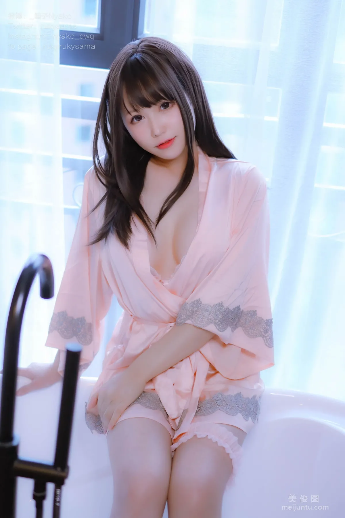 萌妹子Nyako喵子 - 妄想彼女との同棲生活 之 粉嫩丝绸睡衣 套图2