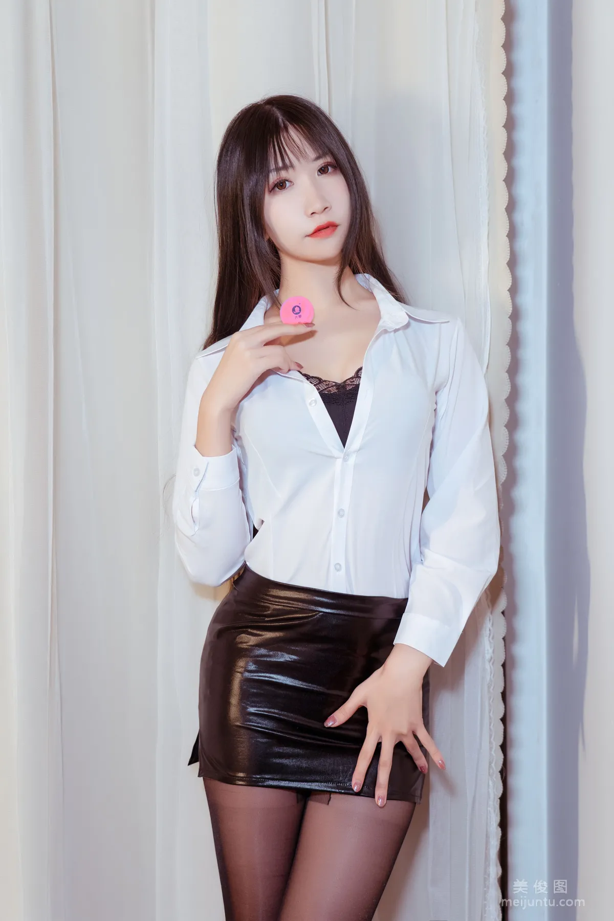 [網紅COSER寫真] 動漫博主阮邑_Fairy - 大象 OL 套圖 17