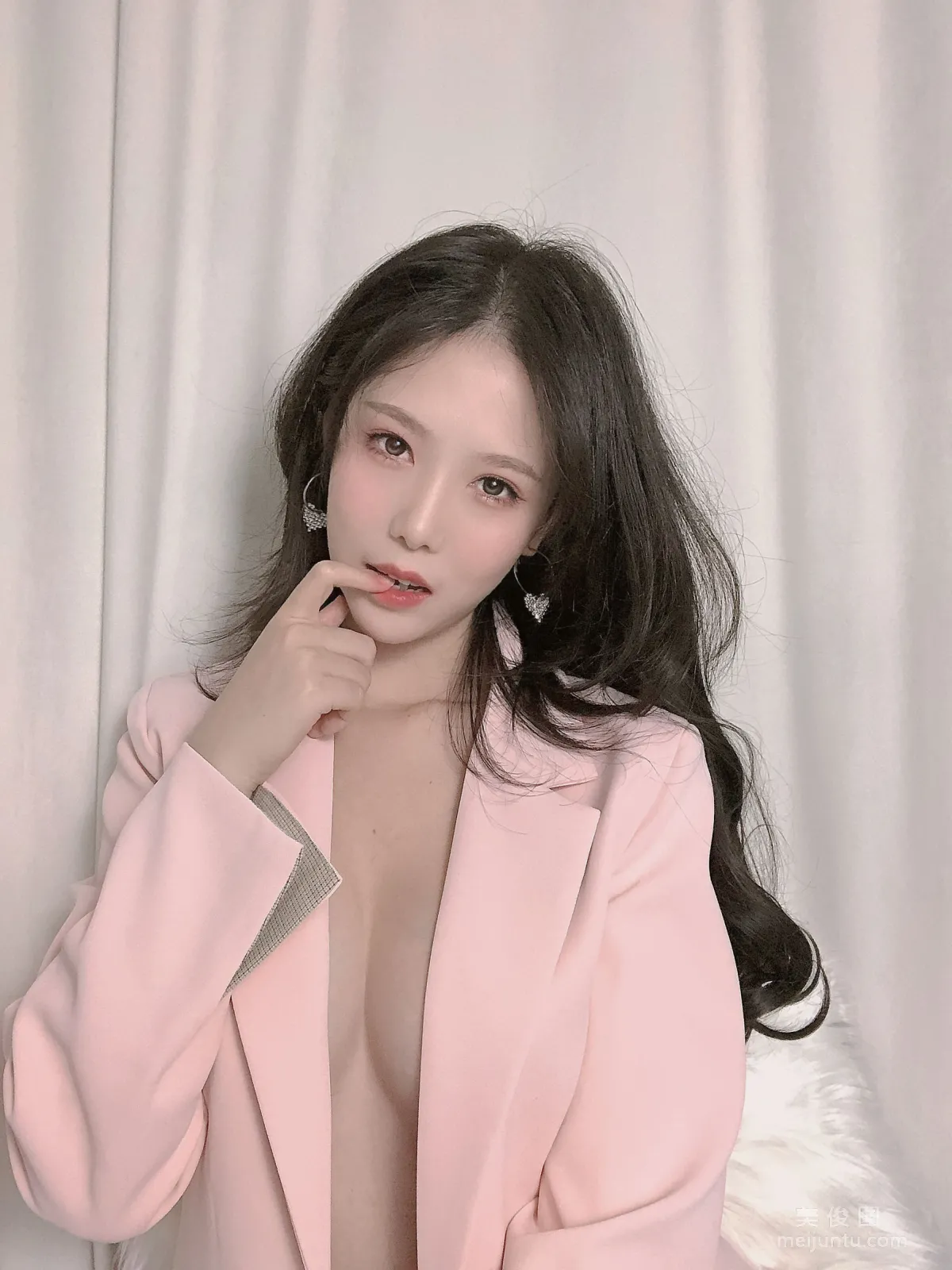 [网红COSER写真] 抖娘-利世 - 粉色西装 套图22