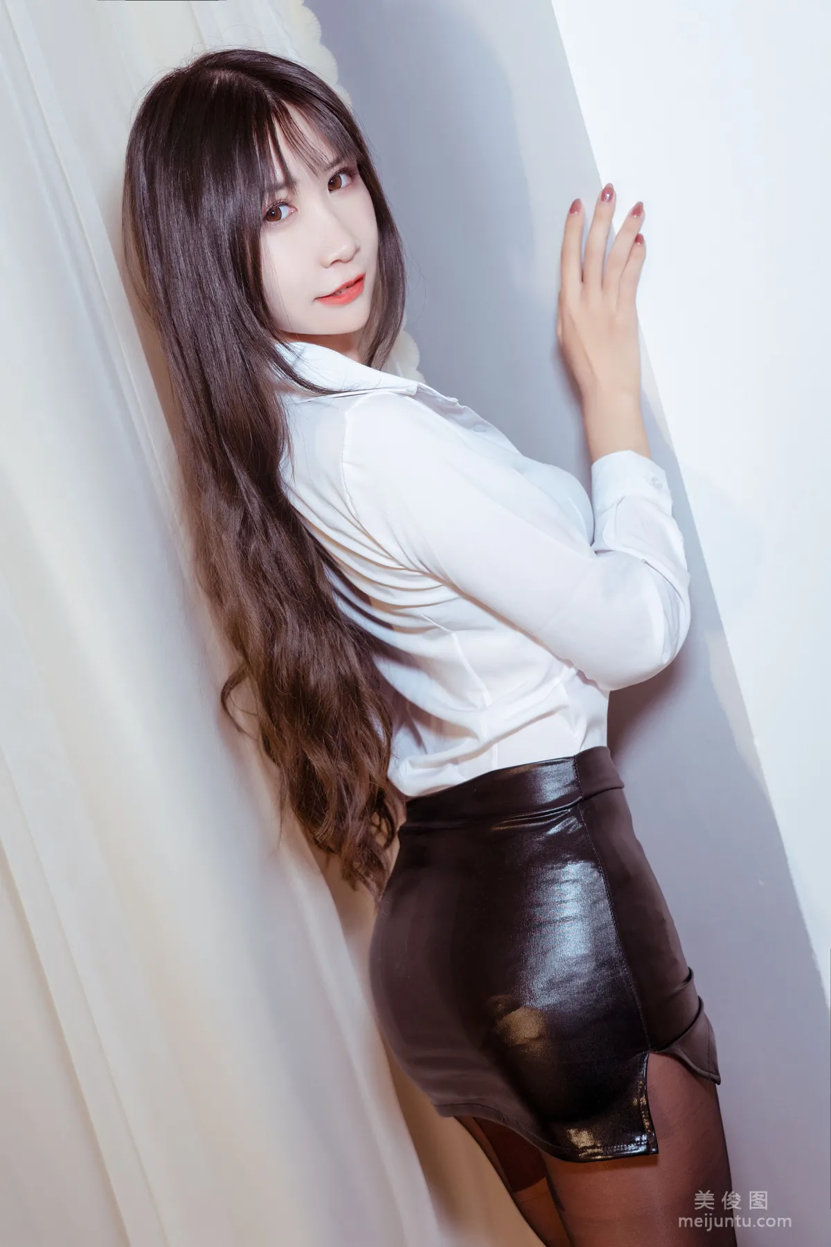 [網紅COSER寫真] 動漫博主阮邑_Fairy - 大象 OL 套圖 20