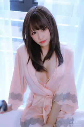 萌妹子Nyako喵子 - 妄想彼女との同棲生活 之 粉嫩絲綢睡衣 套圖