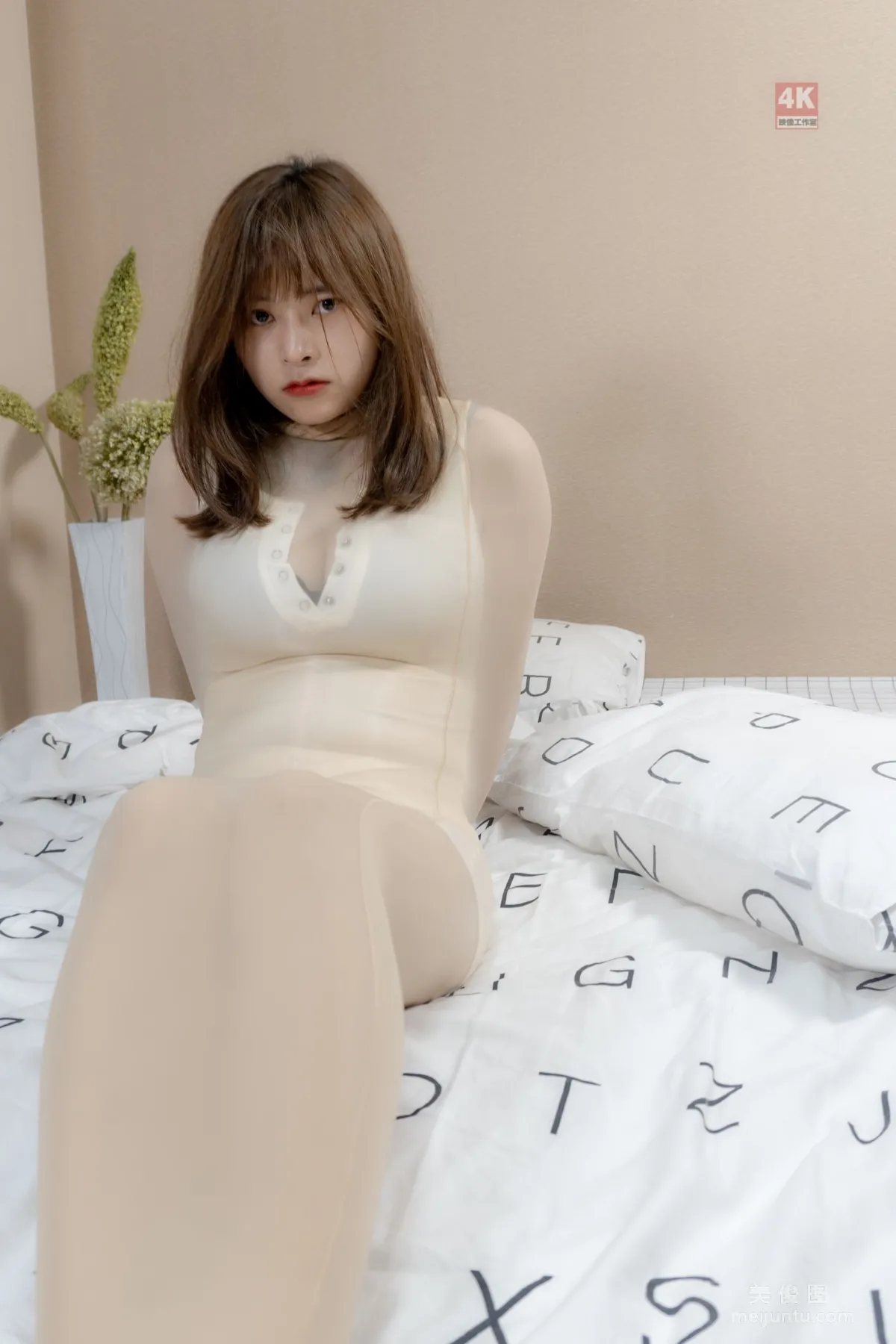 [麗櫃Ligui] 網絡麗人 Model 奈沐子 《光滑絲襪繭》 34