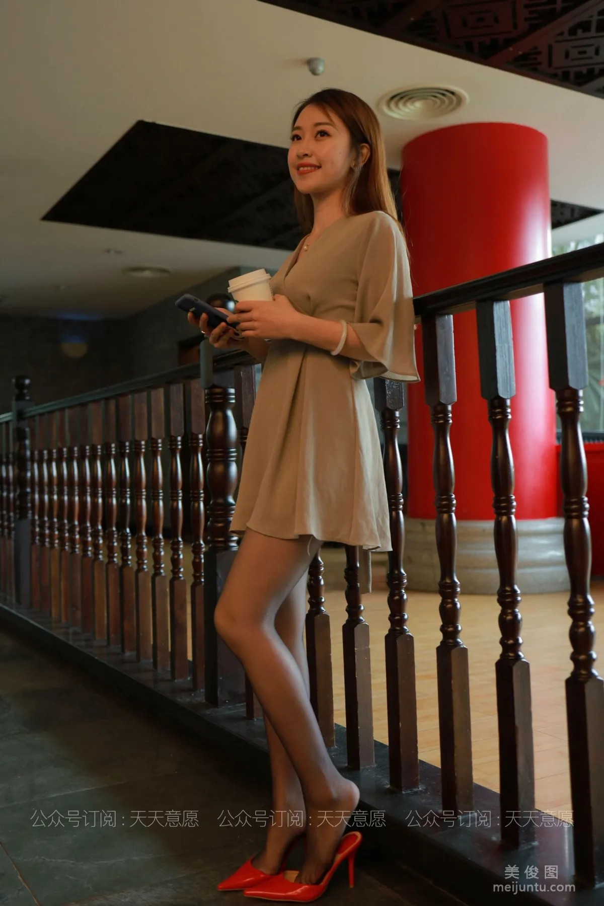[IESS异思趣向] 丝享家 827：小婕《红色跟底一身轻》 丝袜美腿套图3