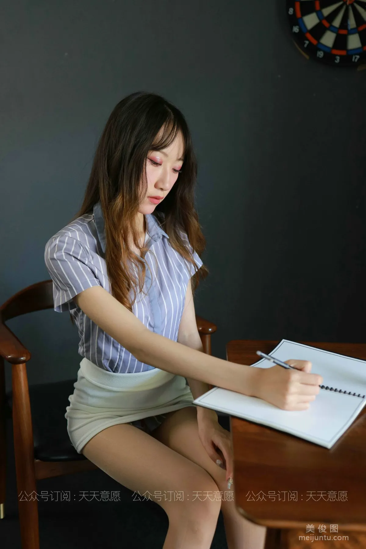 [IESS异思趣向] 丝享家829：怡怡《长腿实习生》 丝袜美腿套图8