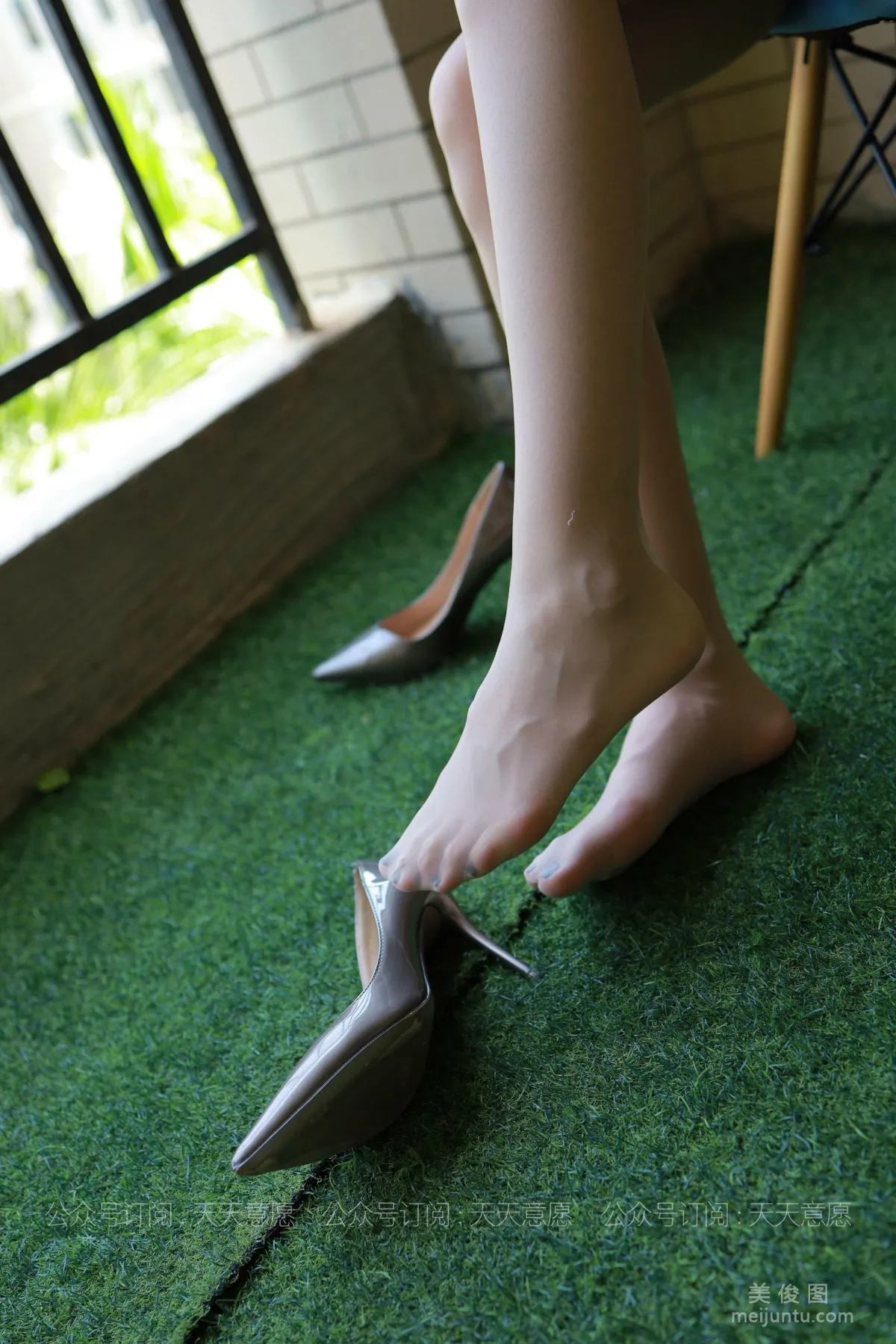 [IESS异思趣向] 丝享家 823：怡怡《长腿少女 新人报道》 丝袜美腿套图25