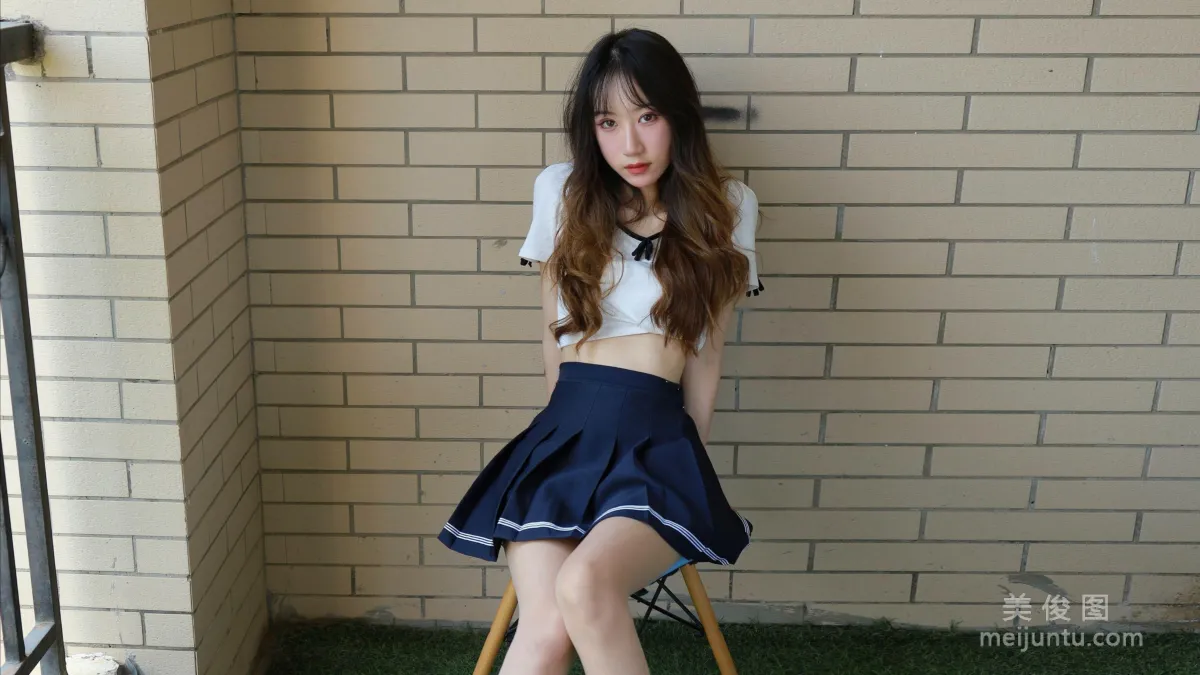 [IESS异思趣向] 丝享家 823：怡怡《长腿少女 新人报道》 丝袜美腿套图1