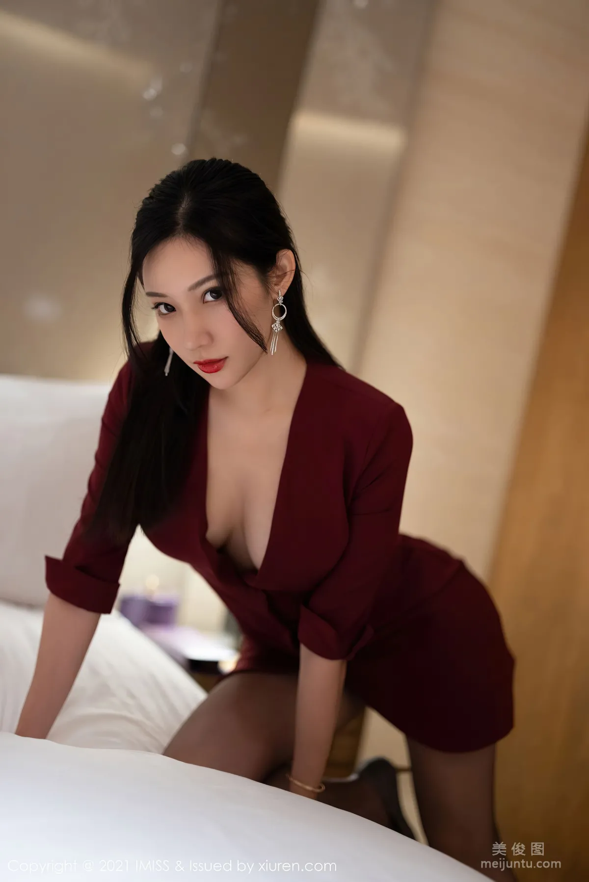 [爱蜜社IMiss] Vol.598 小狐狸Kathryn - 猩红华丽的大衣与极致魅惑黑丝1