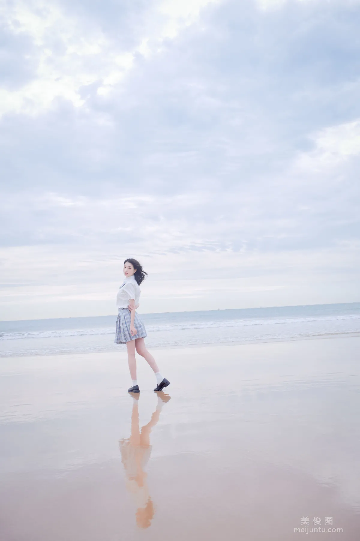 [COS福利] 周叽是可爱兔兔 - 海边jk10