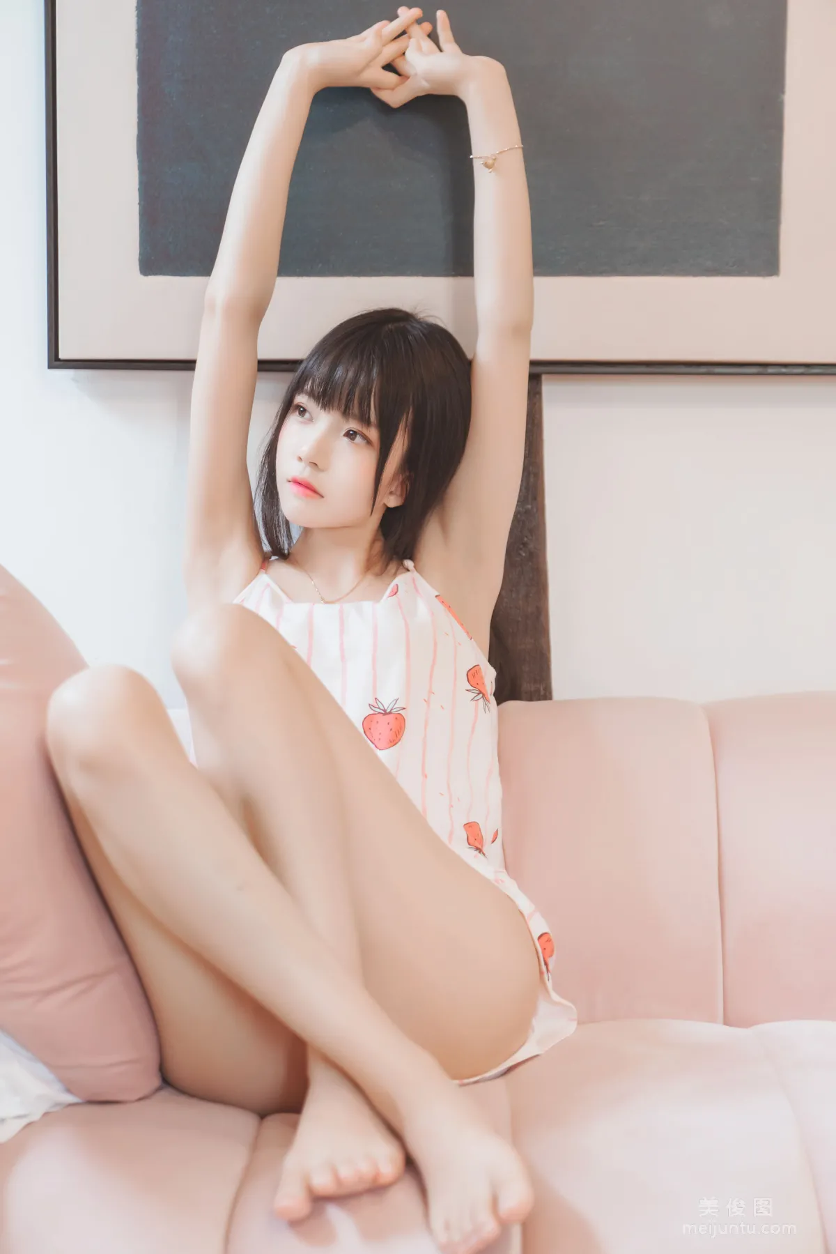 [COS福利] 桜桃喵 - 甜甜之唇边小草莓 写真套图1