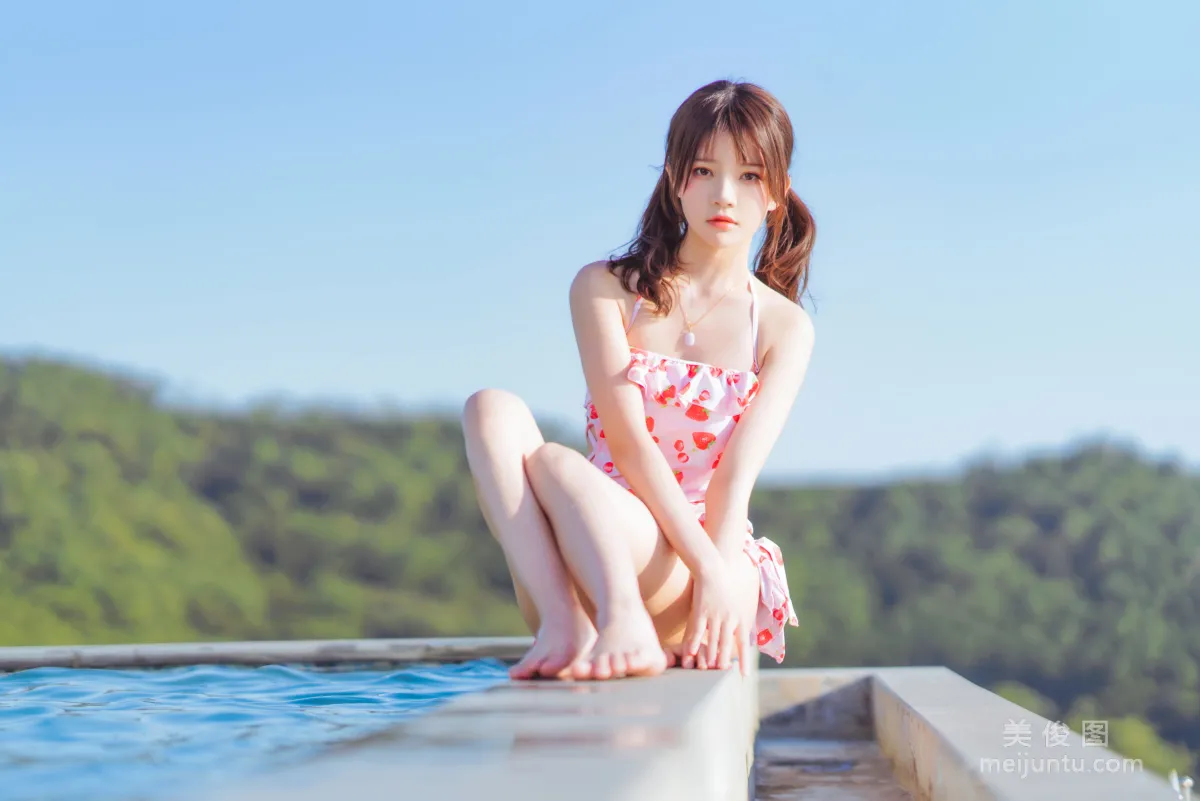 [COS福利] 桜桃喵 - 甜甜之草莓泳衣 寫真套圖 5