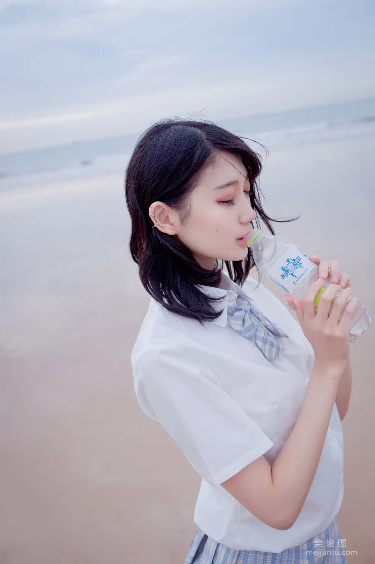 [COS福利] 周叽是可爱兔兔 - 海边jk2