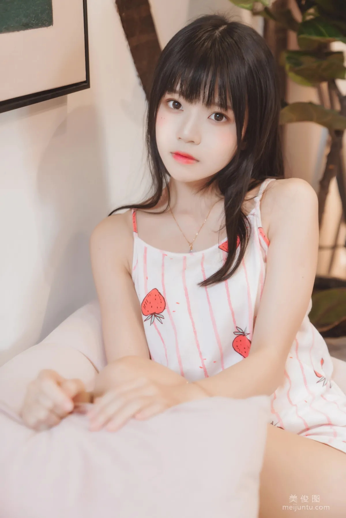 [COS福利] 桜桃喵 - 甜甜之唇边小草莓 写真套图2